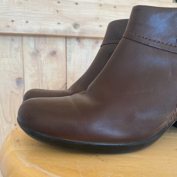 Clarks brown leather ankle boots. Size 9N - Picture 6 of 11